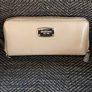 Grey Michael Kors wallet/wristlet in EUC!